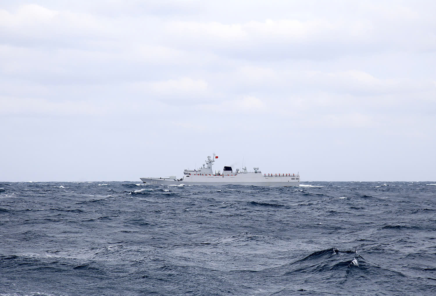 Thủy thủ Hải quân 2 nước thực hiện nghi thức chào nhau trên biển.