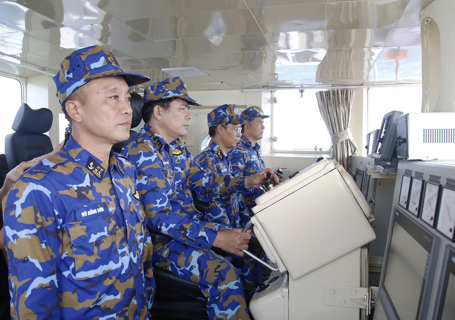 Đại tá Vũ Hồng Sơn chỉ huy biên đội thực hiện nhiệm vụ tuần tra liên hợp.