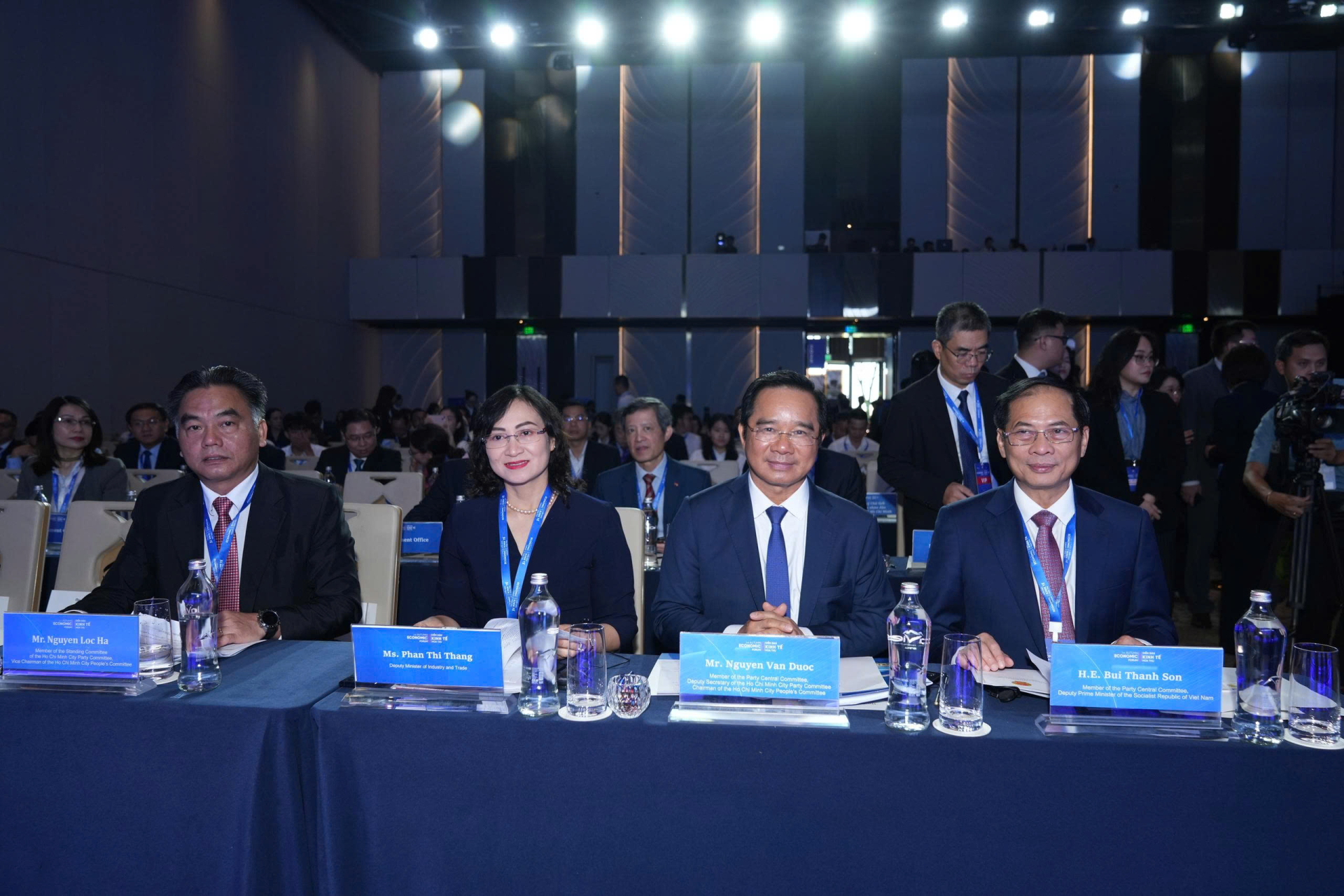 Từ phải sang: Phó Thủ tướng Bùi Thanh Sơn, Chủ tịch UBND TP.HCM Nguyễn Văn Được, Thứ trưởng Bộ Công thương Phan Thị Thắng, Phó Chủ tịch UBND TP.HCM Nguyễn Lộc Hà dự talkshow.