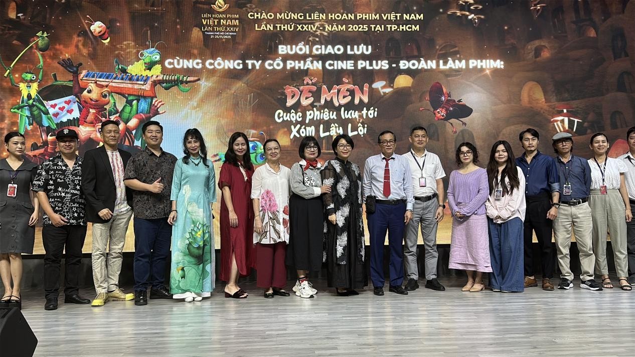 Các đại biểu, khách mời chụp hình lưu niệm tại buổi giao lưu.