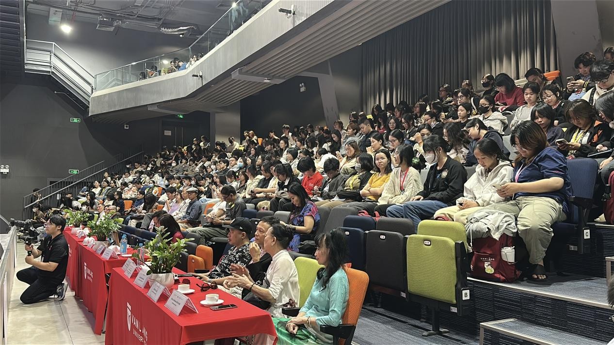 Hàng trăm sinh viên Văn Lang chen kín hội trường để giao lưu với đoàn làm phim.