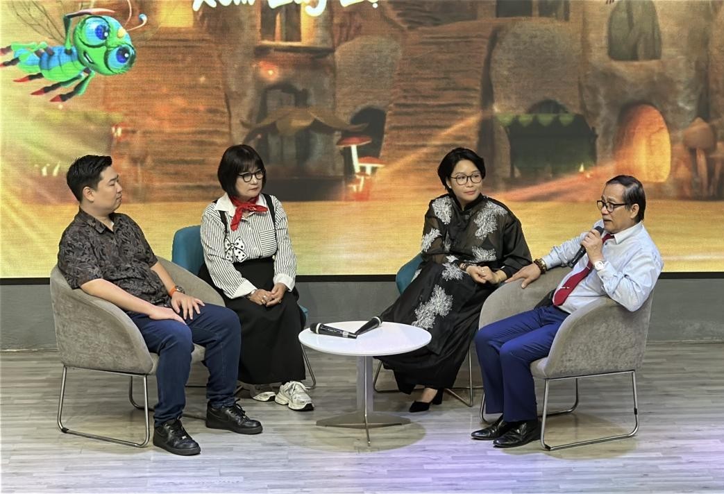 Các đại biểu, khách mời giao lưu và trả lời câu hỏi cùng sinh viên.