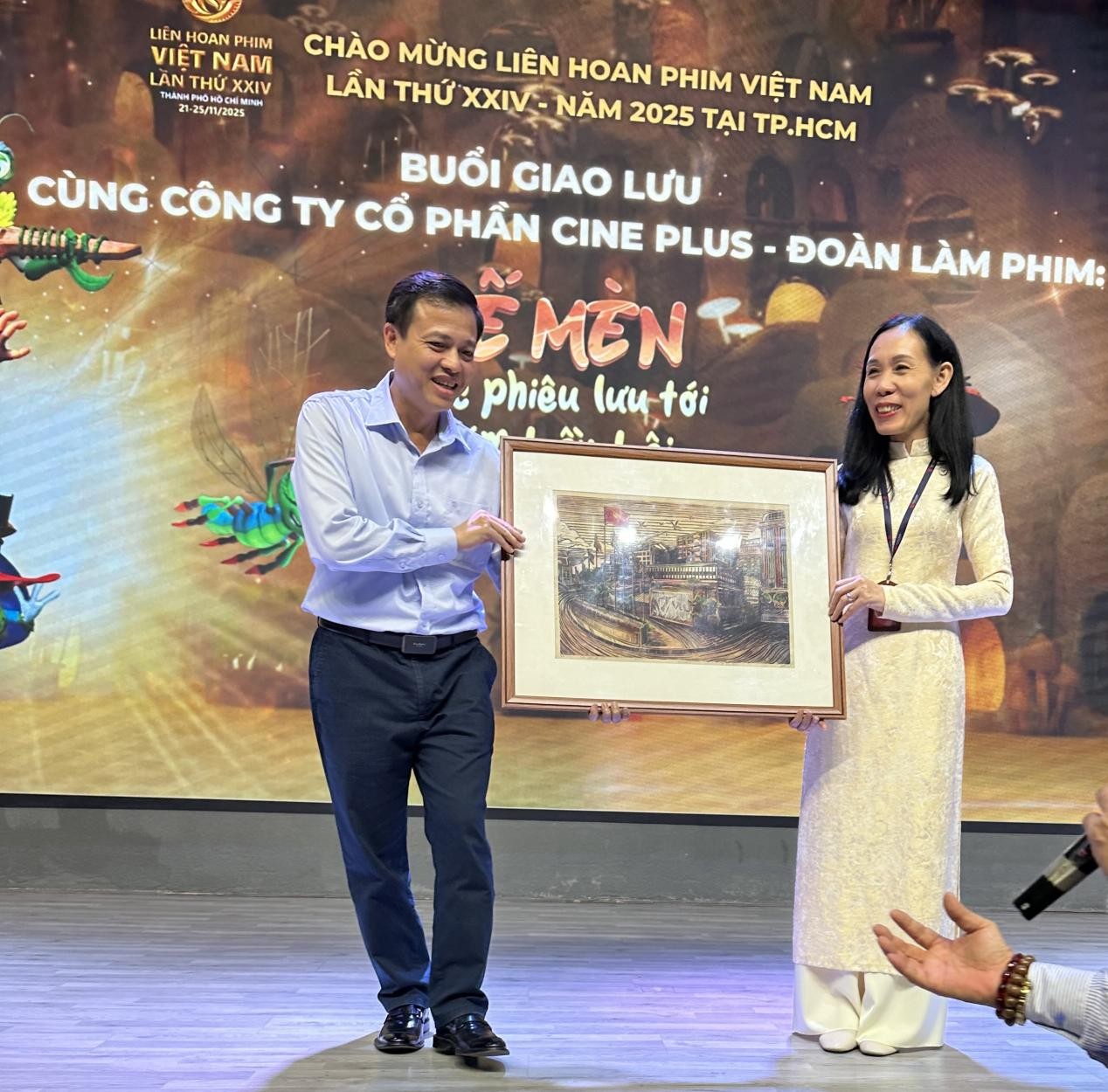 PGS.TS Trần Thị Mỹ Diệu, Hiệu trưởng Trường Đại học Văn Lang trao quà lưu niệm cho TS.Đỗ Quốc Việt, Phó Cục trưởng Cục Điện ảnh.