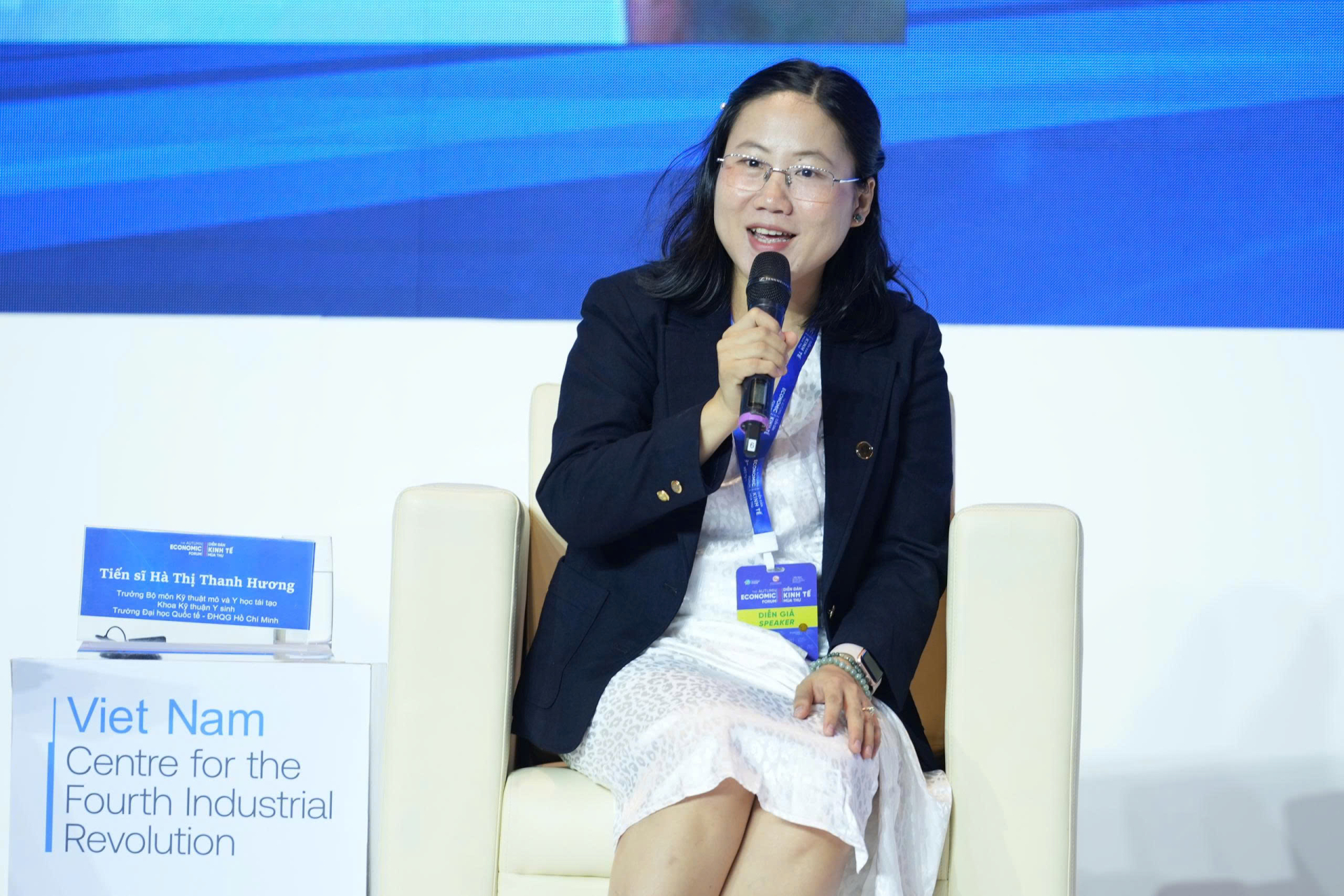 Các diễn giả, khách mời trao đổi các vấn đề của người trẻ tại talkshow.