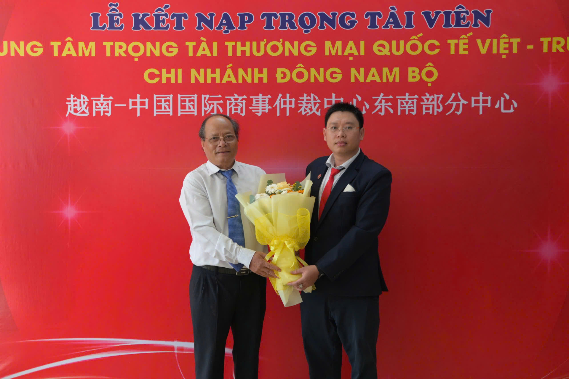 TTV.LG Đỗ Hữu Nghĩa – Phó Viện trưởng, Giám đốc Chi nhánh VCITAC Đông Nam Bộ – trao hoa chúc mừng Tiến sĩ Đặng Công Tráng, nguyên Trưởng khoa Luật Trường Đại học Công nghiệp TP.HCM, thành viên Ban Cố vấn.