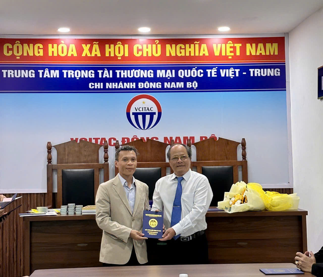 Đại diện VCITAC Đông Nam Bộ trao chứng nhận tại buổi làm việc nhằm tăng cường hợp tác và hỗ trợ hoạt động trọng tài thương mại.