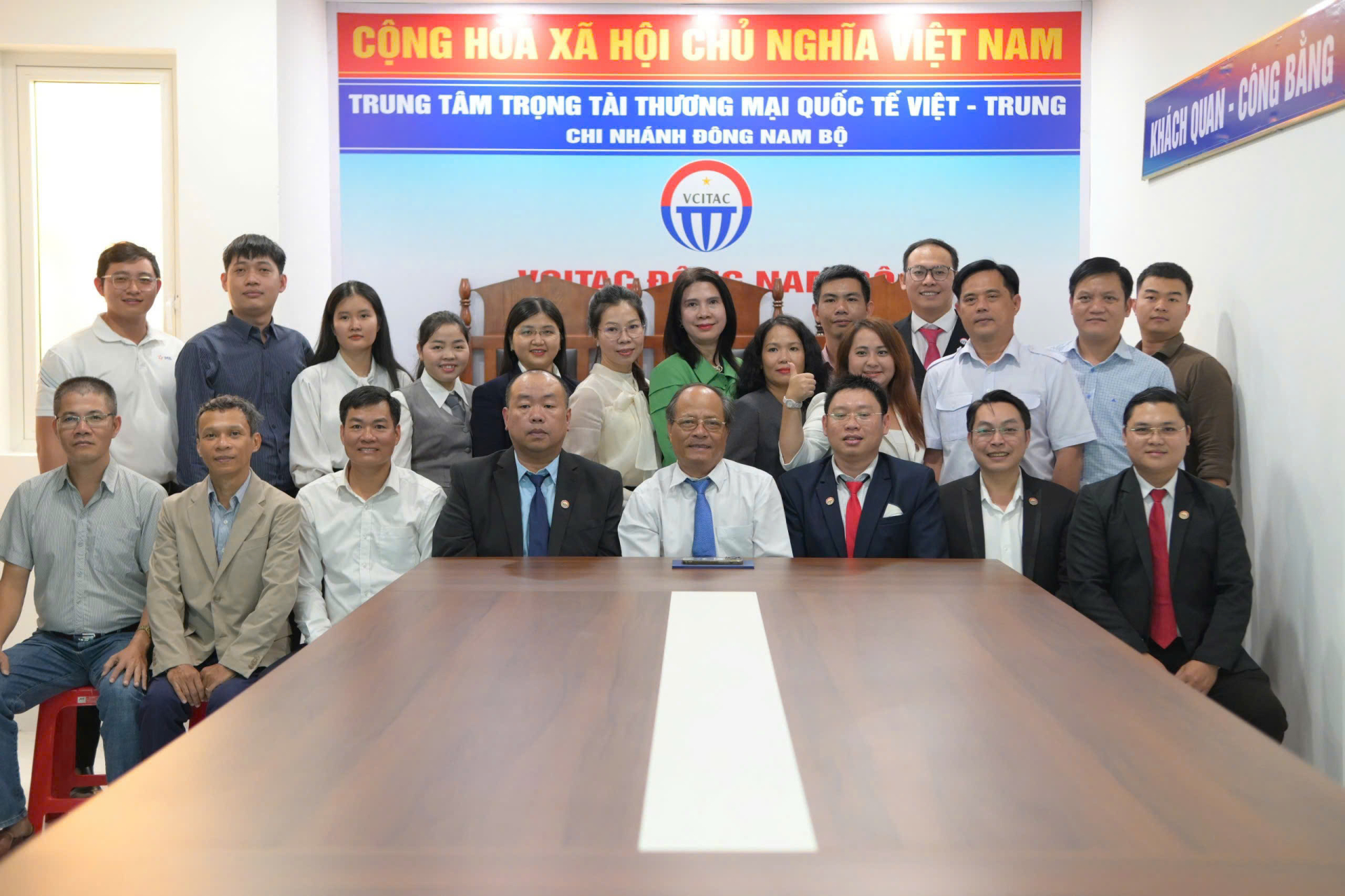 Tập thể Ban Cố vấn, Ban Lãnh đạo và các Trọng tài viên Trung tâm Trọng tài Thương mại Quốc tế Việt – Trung, Chi nhánh Đông Nam Bộ.