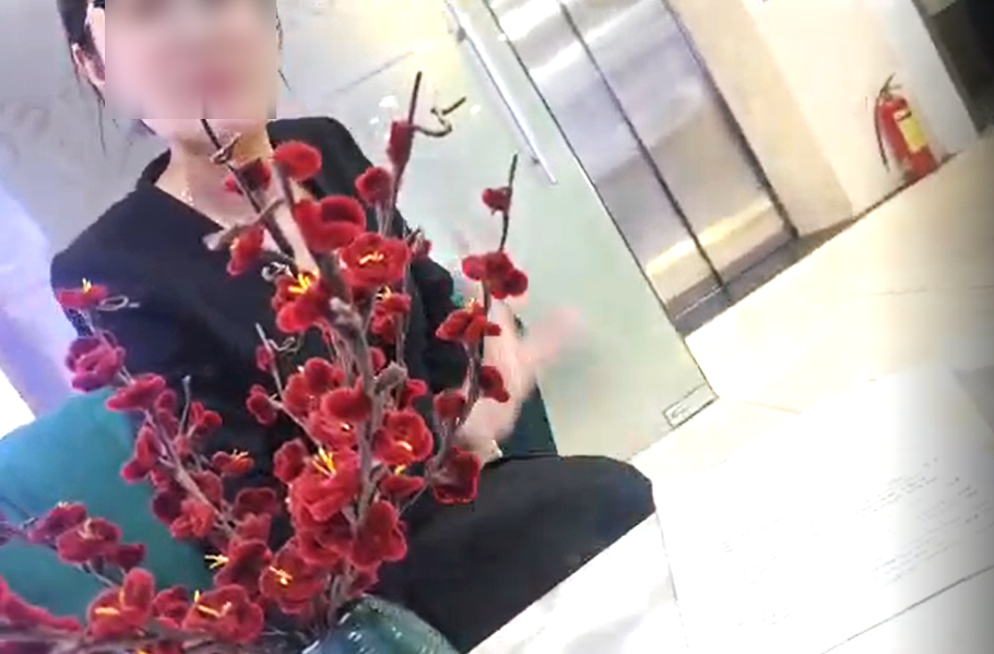 Nhân viên của Viện thẩm mỹ Tây Úc Sonia tư vấn cho khách hàng sau khi hoàn tất liệu trình trải nghiệm.