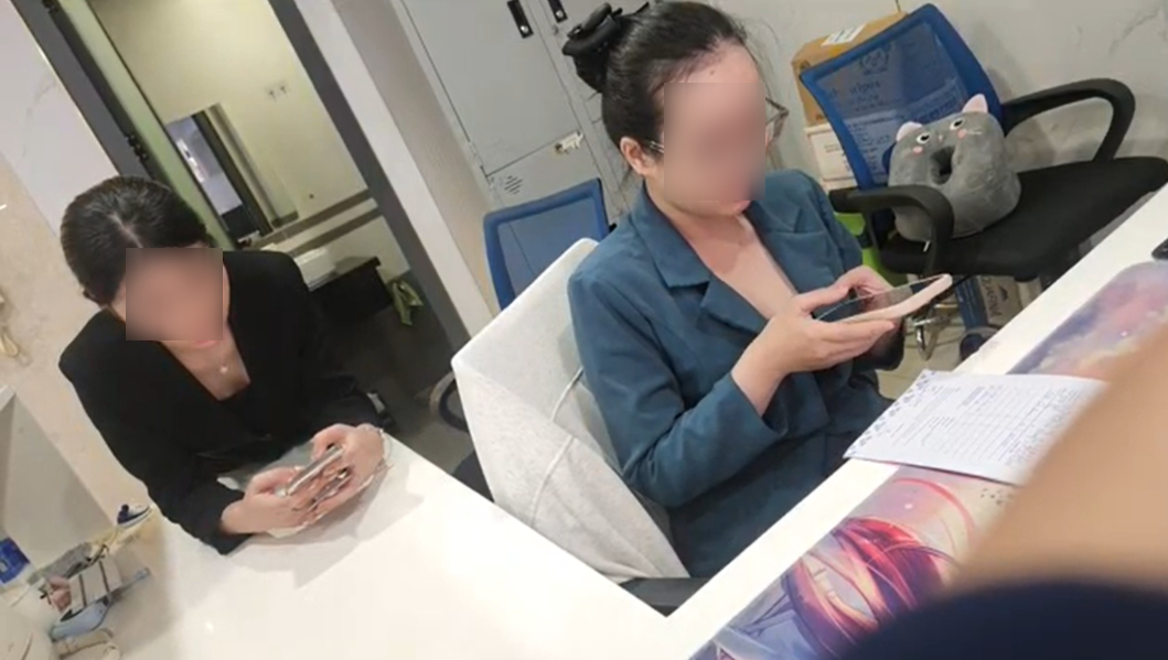 Trong suốt quá trình thăm khám và trải nghiệm, PV đã tiếp xúc tổng cộng hơn 5 nhân viên (mặc vest đen, váy ngắn) và chuyên viên (đồng phục xanh), nhưng không một ai đeo bảng tên.