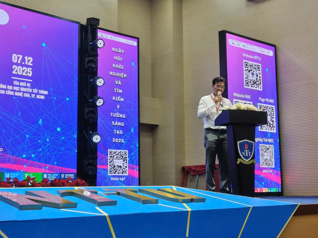 TS Hoàng Thịnh Nhân, Phó GĐ TT Sáng tạo & Ươm mầm khởi nghiệp phát biểu khai mạc.