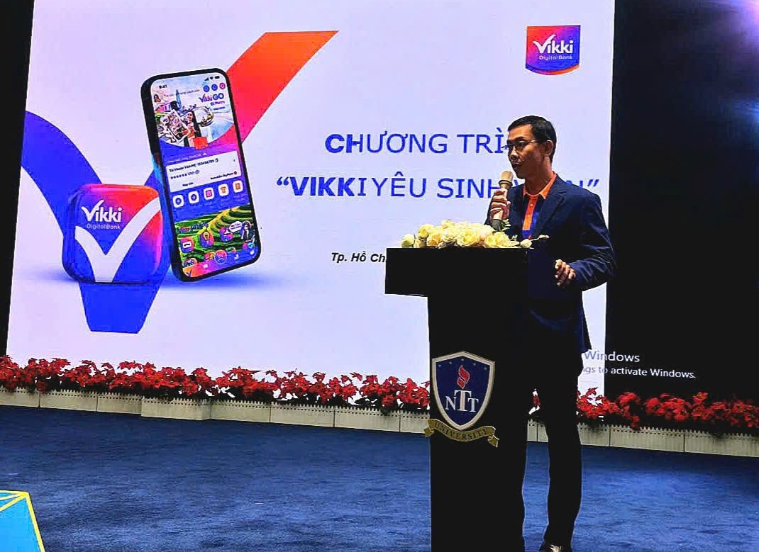 Ông Huỳnh Quang Khương, Trưởng phòng phát triển kinh doanh Ngân hàng Vikki thông tin về chương trình thực tập sinh tại ngân hàng Vikki cho sinh viên của trường.