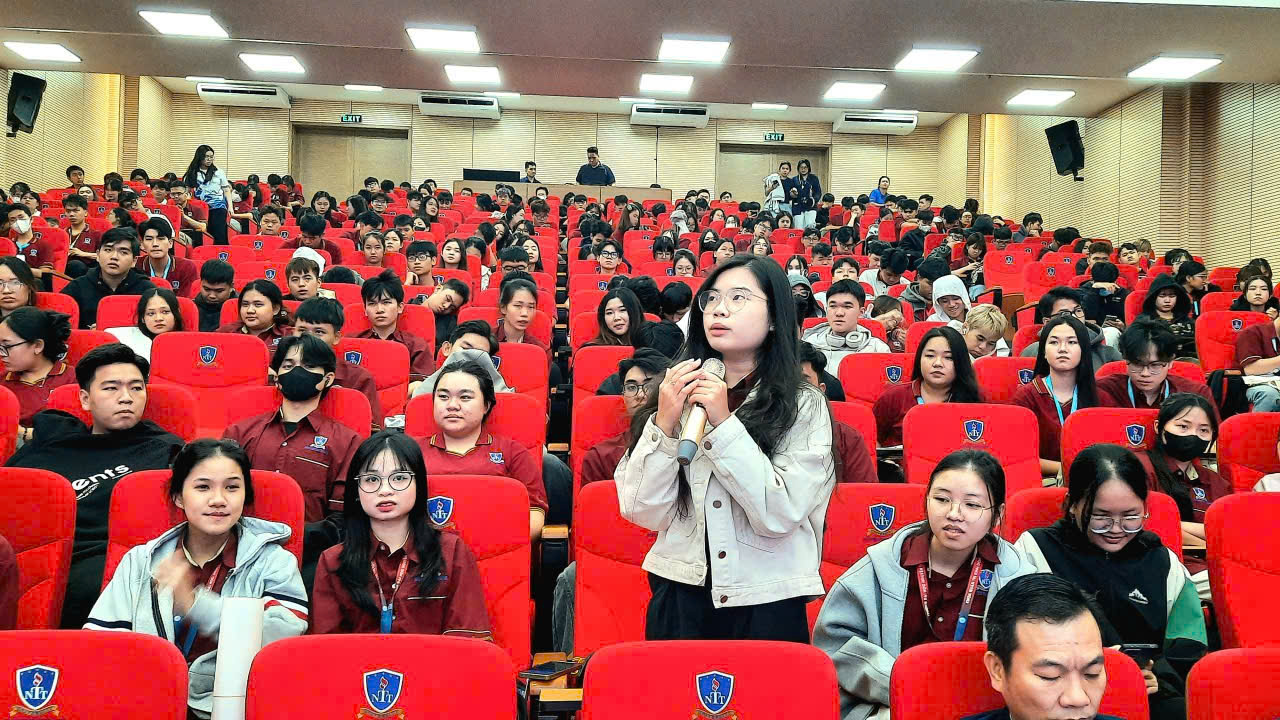 Sinh viên Bùi Thái Thanh, Khoa Quản trị kinh doanh (khoá 2024) đặt câu hỏi thực tiễn với doanh nghiệp.