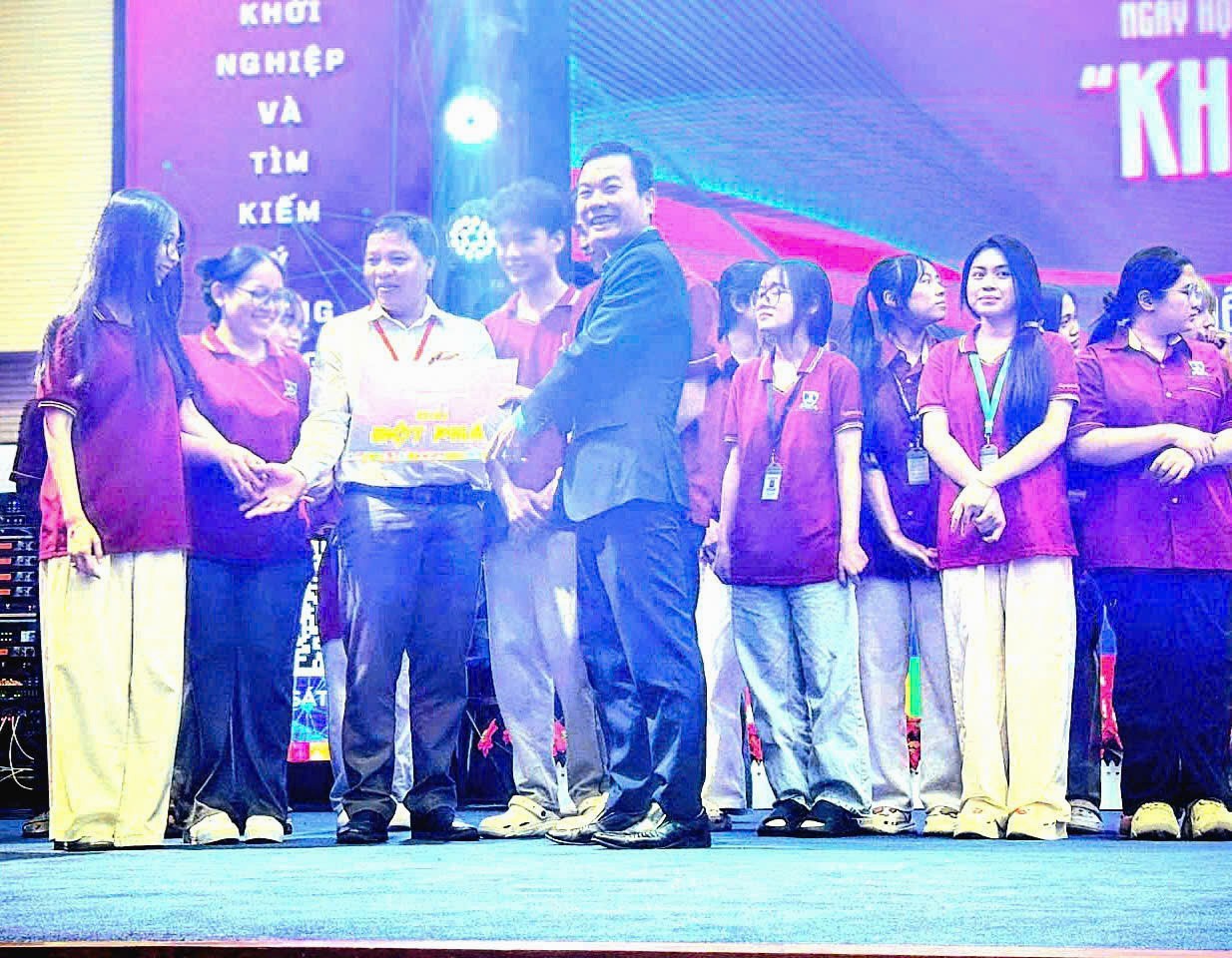 Đại diện CLB AEC trao giải thưởng Sáng tạo cho nhóm sinh viên đạt thành tích trong cuộc thi của nhà trường.