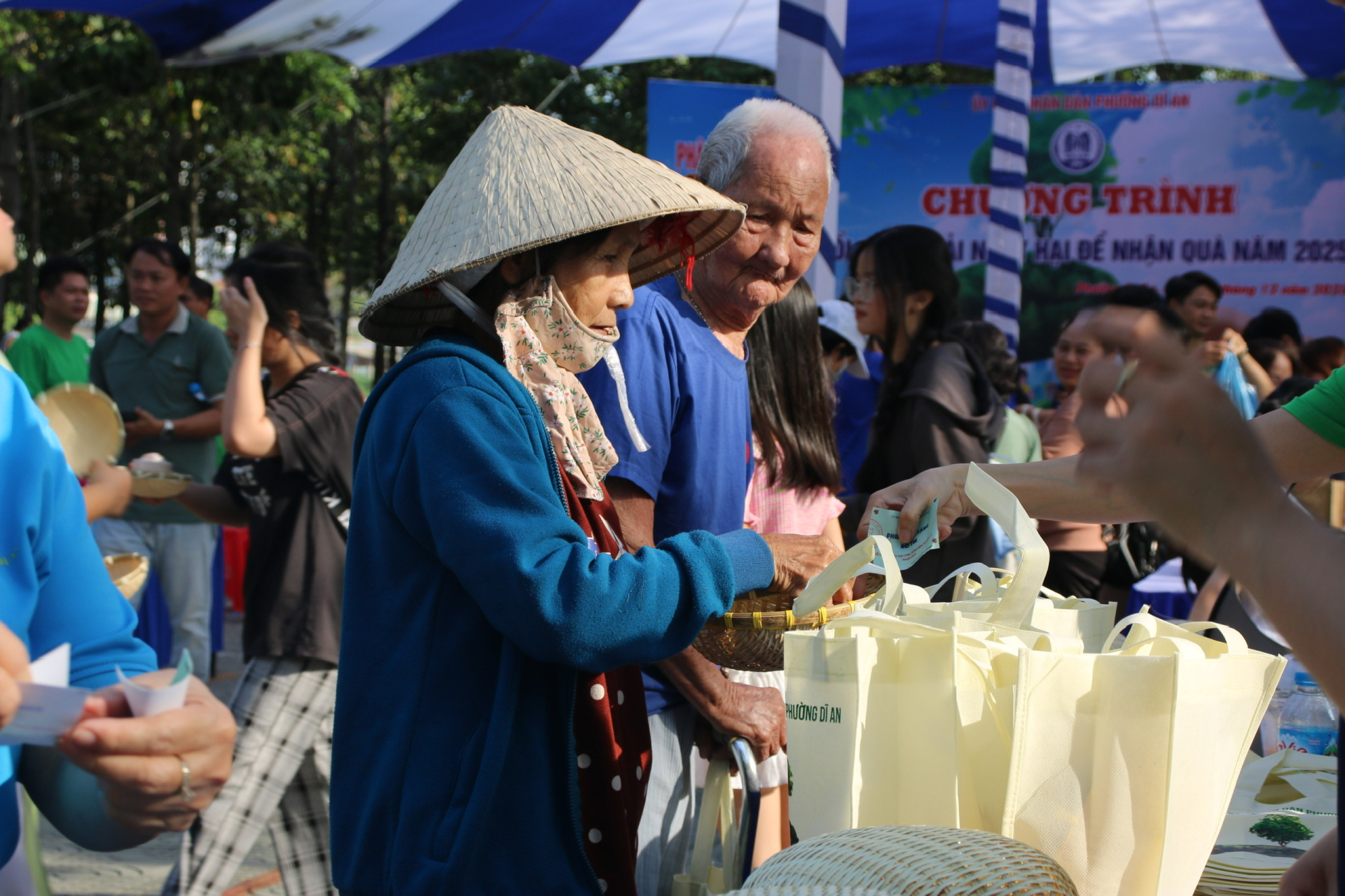 TP.HCM: Phường Dĩ An đổi rác nguy hại lấy quà, người dân hưởng ứng phân loại rác tại nguồn