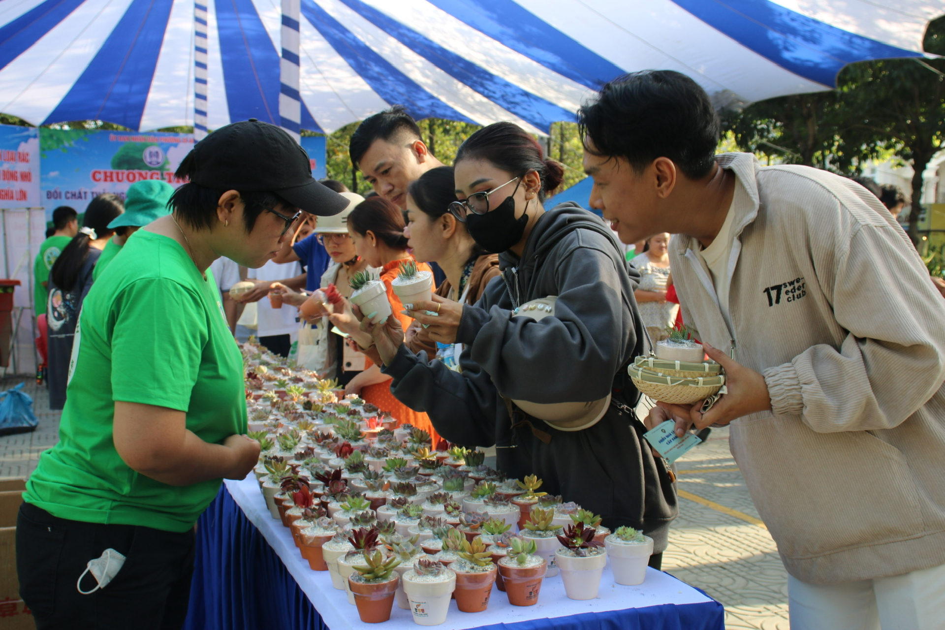 TP.HCM: Phường Dĩ An đổi rác nguy hại lấy quà, người dân hưởng ứng phân loại rác tại nguồn