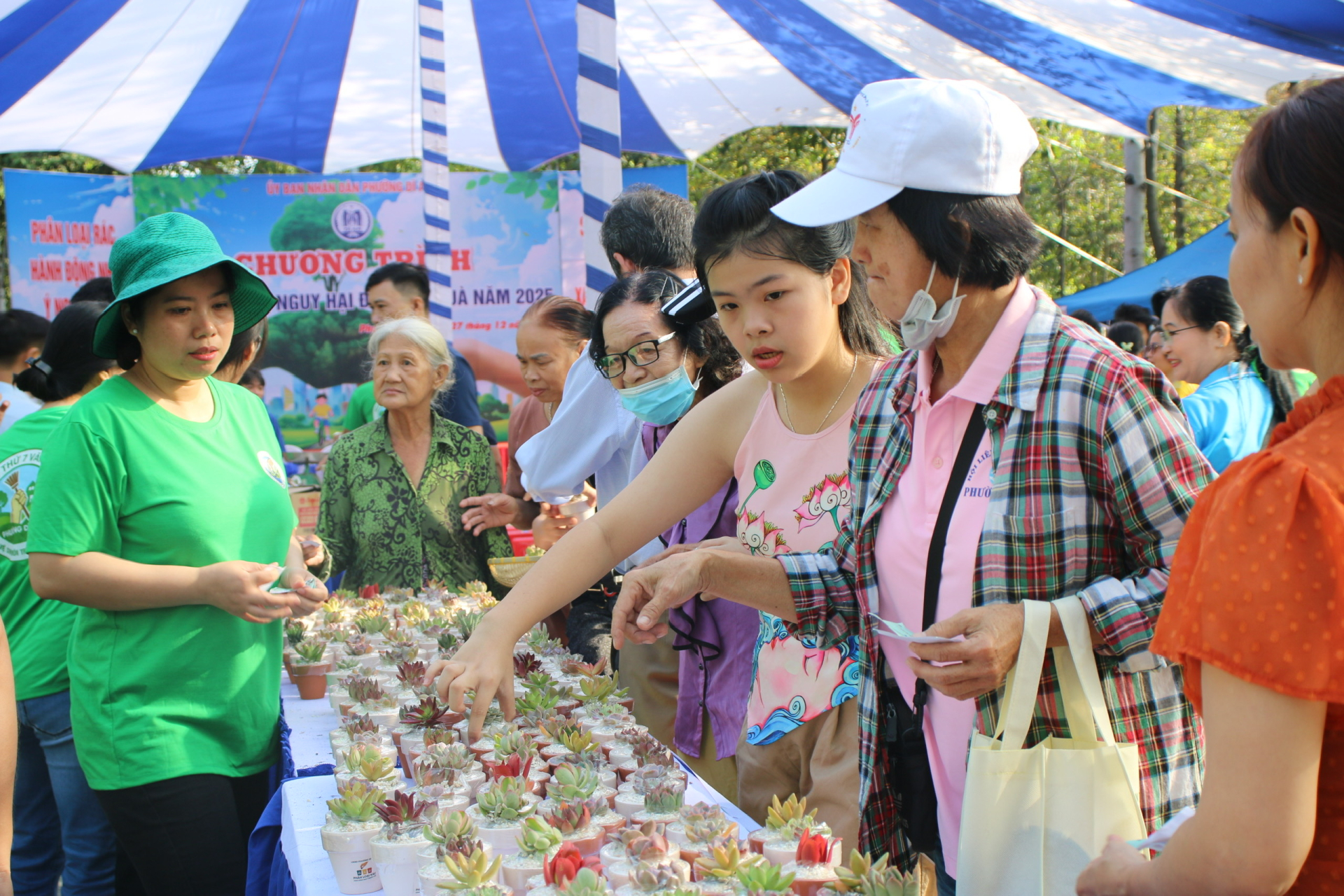 Người dân mang rác thải nguy hại đến đổi quà tại chương trình.