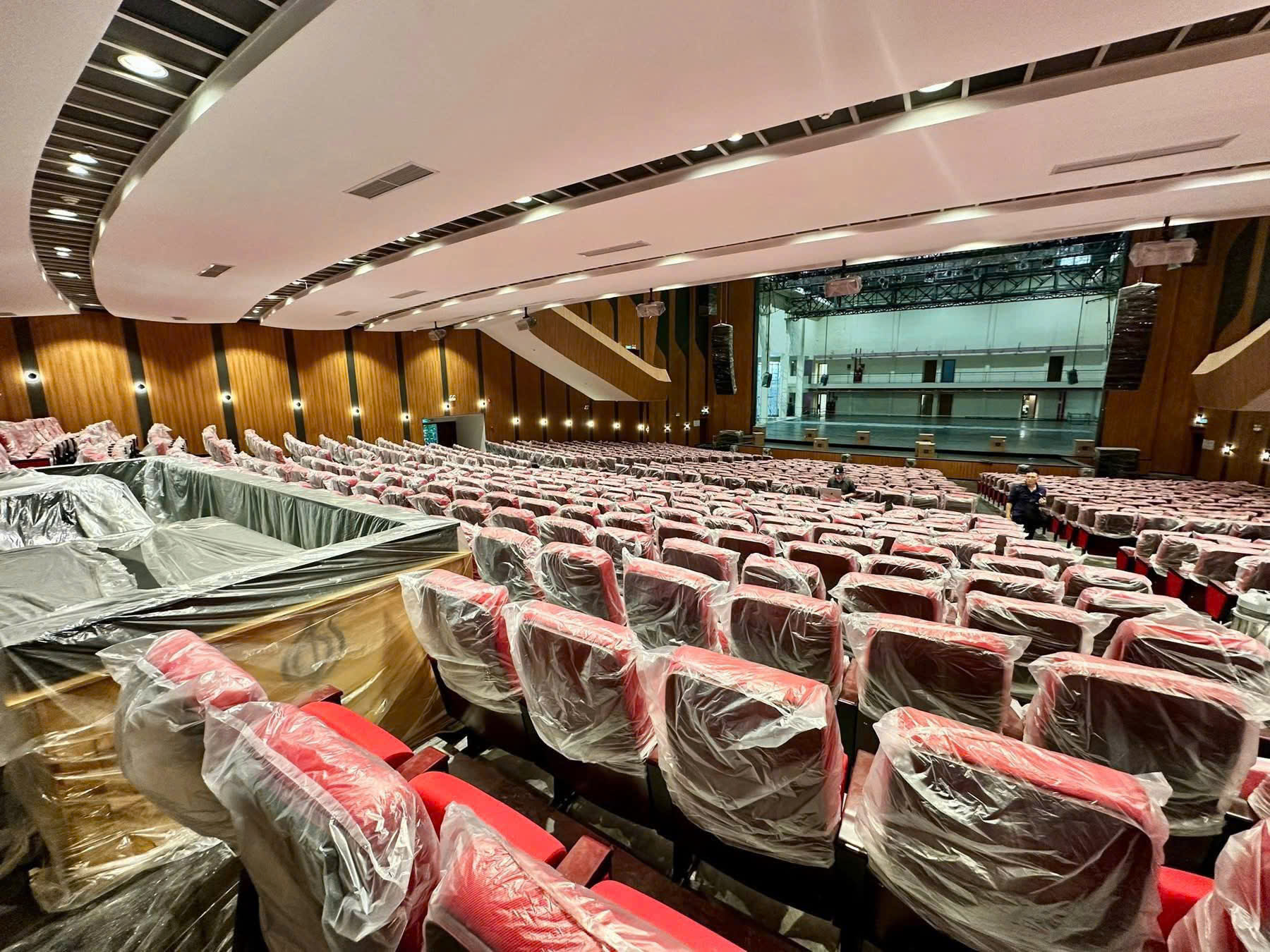 Chương trình quy tụ dàn nhạc giao hưởng gồm khoảng 50 nghệ sĩ, biểu diễn trực tiếp các tác phẩm âm nhạc gắn liền với hành trình của băng hải tặc Mũ Rơm suốt hơn 25 năm qua.(ảnh BTC)