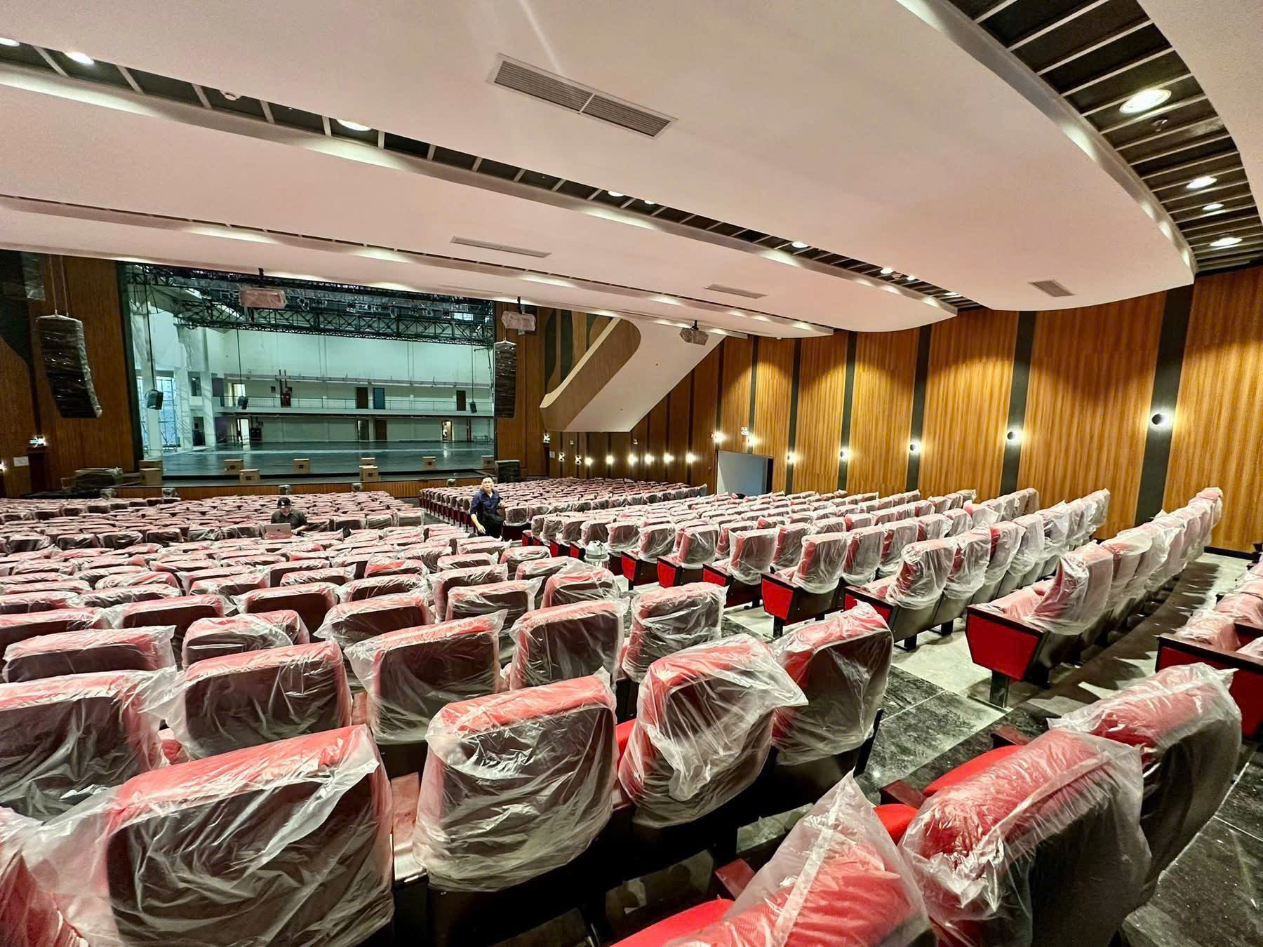 Bên trong nhà hát Hòa Bình, nơi diễn ra buổi hòa nhạc.(ảnh BTC)