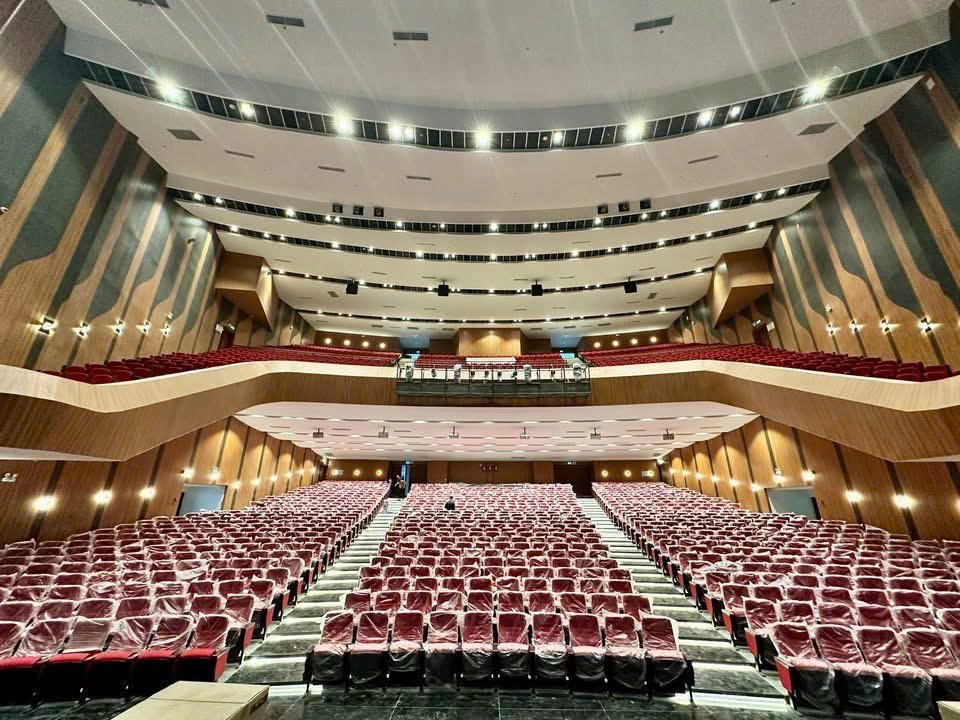 Trong không gian sân khấu Nhà hát Hòa Bình, khán giả sẽ được trải nghiệm hành trình âm nhạc - hình ảnh tái hiện thế giới One Piece. (ảnh BTC)