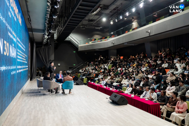 Diễn giả chia sẻ kinh nghiệm thực tiễn với sinh viên tham dự.