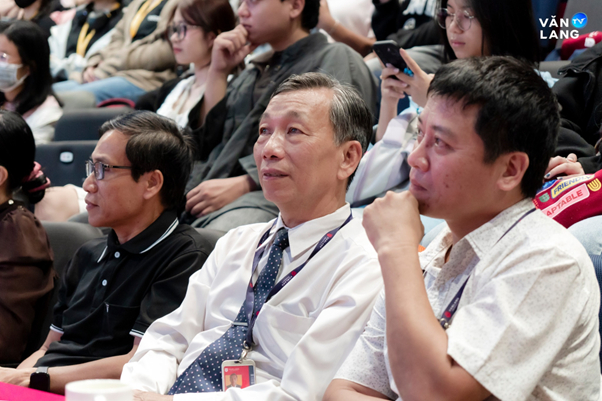 Quý Thầy Cô Trường Đại học Văn Lang theo dõi phần chia sẻ của các khách mời.