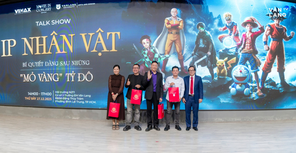 Khách mời nhận quà lưu niệm từ Ban Tổ chức chương trình.