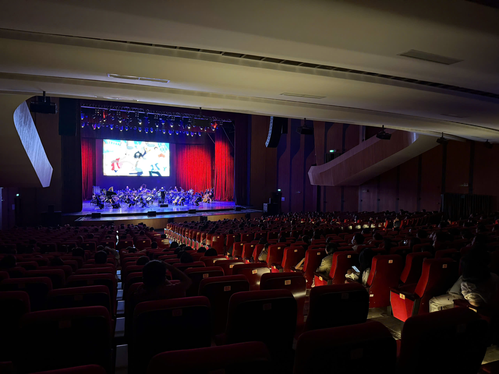 Không gian Nhà hát Hòa Bình chìm trong ánh sáng ấm áp của sân khấu