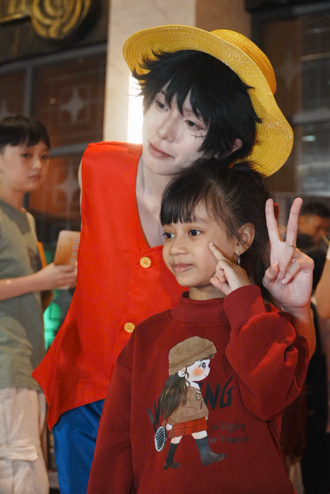 Theo chân cha mẹ đến xem hòa nhạc, nhiều em nhỏ thích thú khi được gặp và lưu lại khoảnh khắc cùng các tạo hình nhân vật quen thuộc.