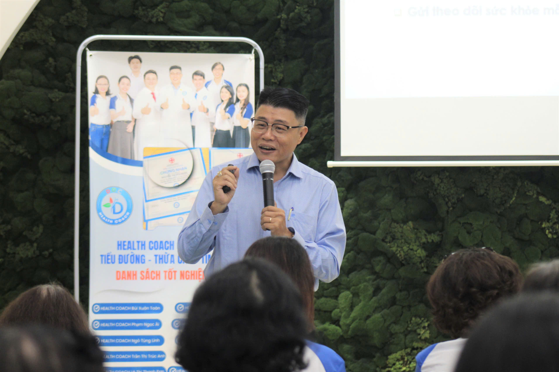 Bác sĩ Quang Thư chia sẻ về “10 bí quyết thực hành kiểm soát đường huyết và cân nặng mùa Tết”. Ảnh: Vĩnh Hy