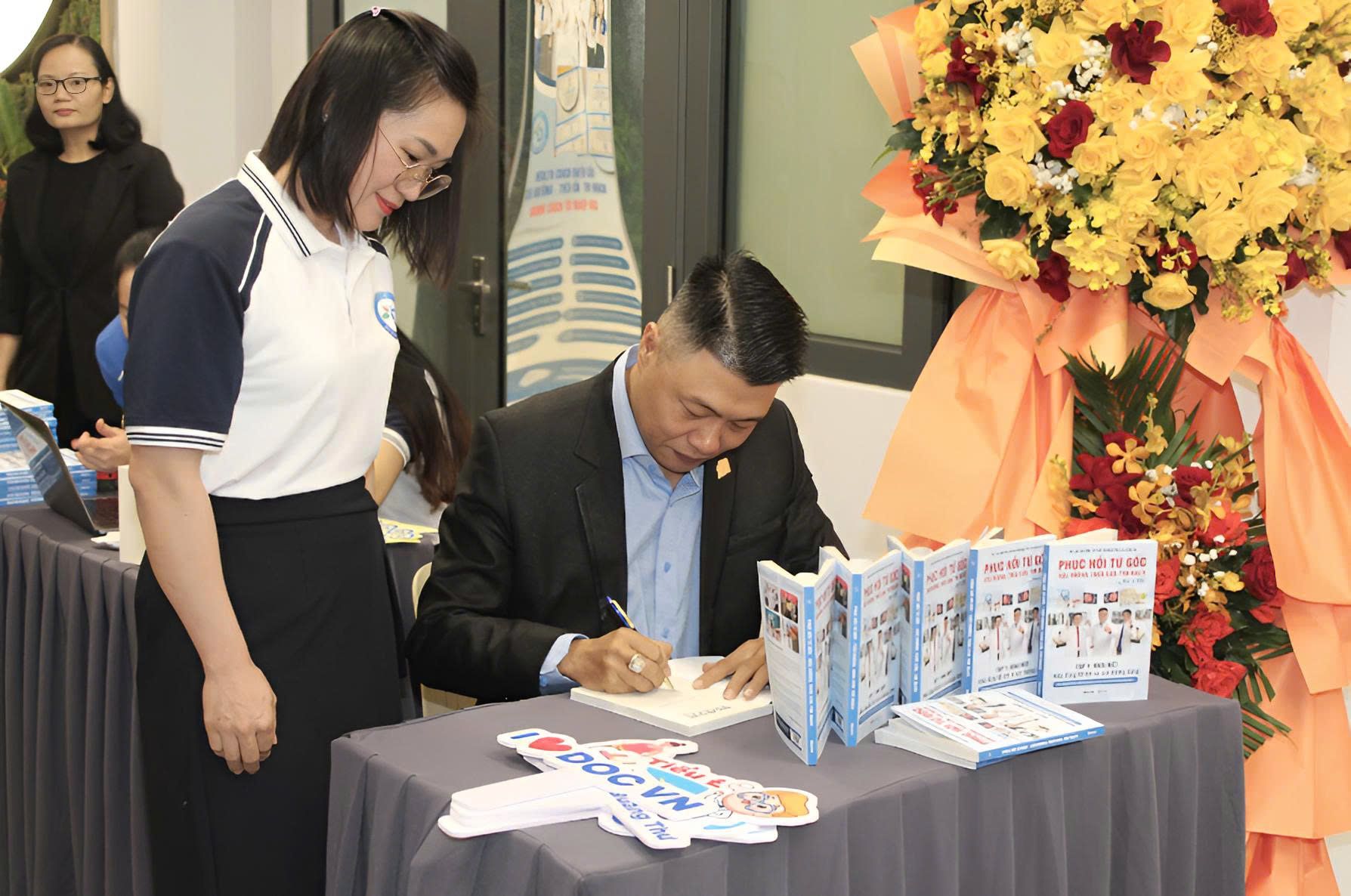 Bác sĩ, Kỷ lục gia Lâm Quang Thư ký tặng sách mới. Ảnh: VH