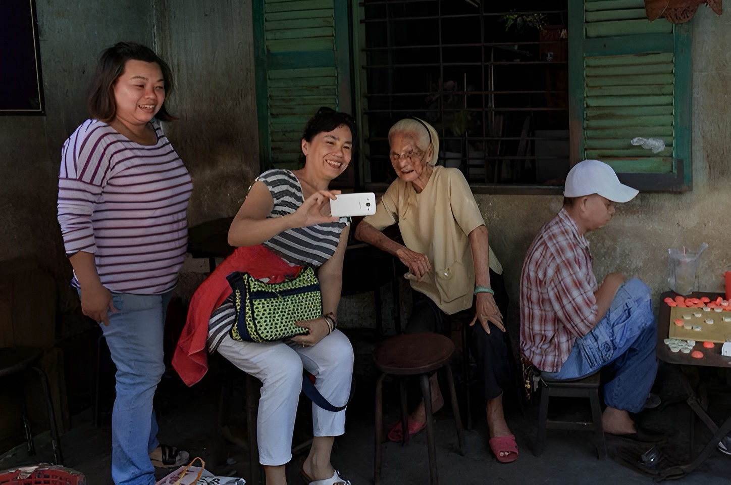 Tác giả trong chuyến tham quan khu Chợ Lớn (quận 5 cũ) để lấy tư liệu.