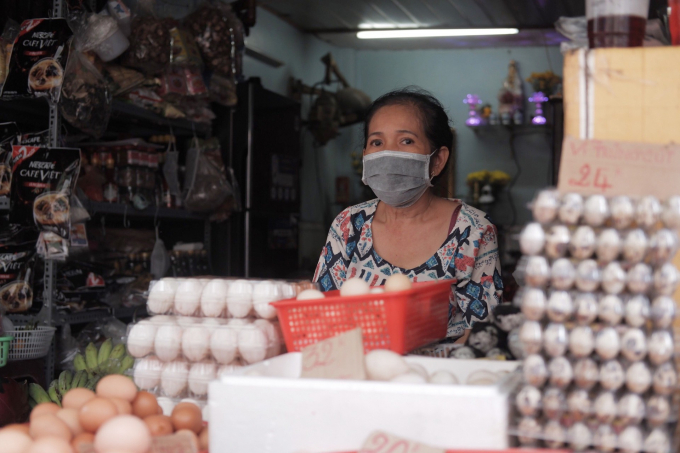 Bà Dung buôn bán trứng ở đường Điện Biên Phủ (quận Bình Thạnh) để nuôi cả gia đình. Ảnh: Nguyễn Toàn.