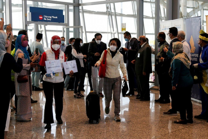 Du khách đến sân bay ở Kuala Lumpur, Malaysia. Ảnh: Reuters