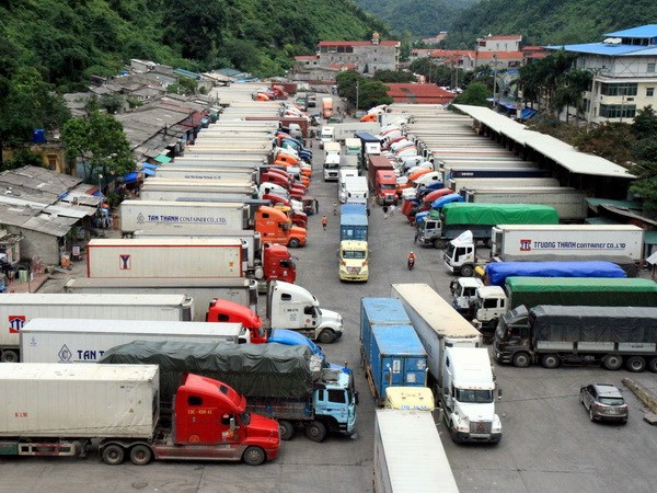 Tính đến sáng 18/12 đã có hơn 4.500 xe container kẹt lại các cửa khẩu của Lạng Sơn. Riêng cửa khẩu Tân Thanh hơn 1.000 xe container đã nằm chờ suốt nửa tháng. Ảnh: VGP