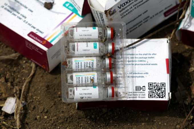 Những liều vaccine hết hạn được nhìn thấy trong bãi rác ở Nigeria. Ảnh: Reuters.