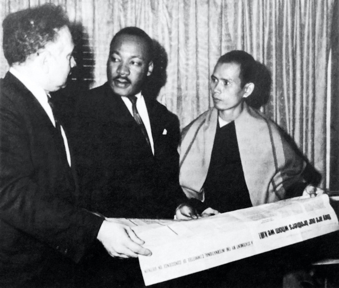   Thiền sư Thích Nhất Hạnh (phải) và mục sư Martin Luther King Jr. (giữa) gặp nhau lần đầu vào năm 1966. Ảnh chụp màn hình.  