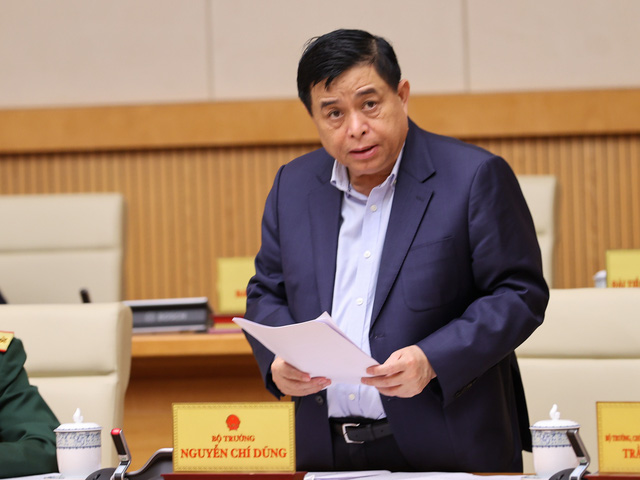Bộ trưởng Bộ Kế hoạch và Đầu tư Nguyễn Chí Dũng trình bày báo cáo tại phiên họp - Ảnh: VGP/Nhật Bắc