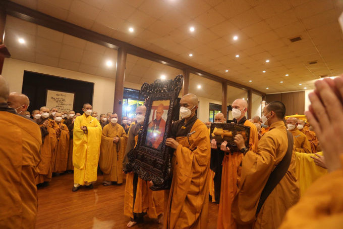 Hàng ngàn người tiễn đưa Thiền sư Thích Nhất Hạnh: Xin nguyện sống trọn vẹn, mắt thương nhìn cuộc đời
