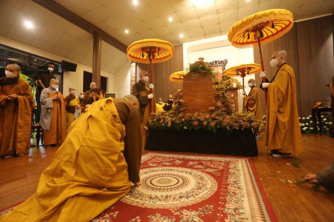 Hàng ngàn người tiễn đưa Thiền sư Thích Nhất Hạnh: Xin nguyện sống trọn vẹn, mắt thương nhìn cuộc đời