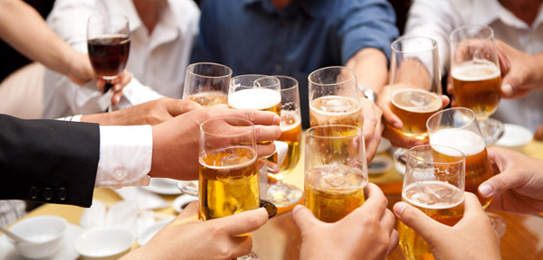 Ngày Tết là thời điểm dễ lạm dụng rượu bia vì tần suất dày đặc các cuộc gặp gỡ, giao lưu...