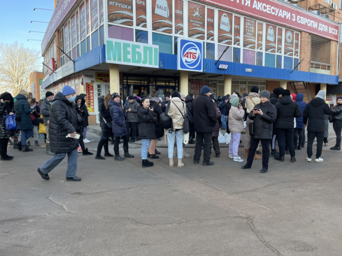 Người dân xếp hàng dài trước các siêu thị chờ mua thực phẩm dự trữ tại Kharkov. Ảnh: TN