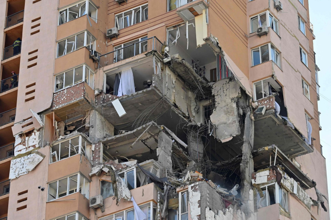 Tòa nhà bị trúng pháo kích tại Kyiv hôm 26/2. Ảnh: AFP.