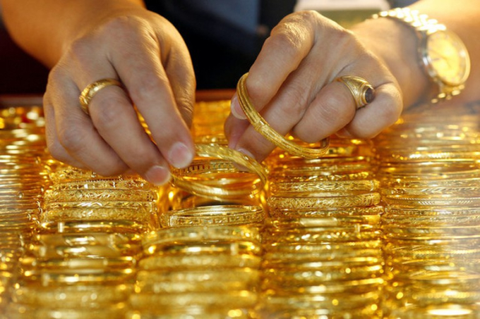 Giá vàng miếng chạm mức lịch sử gần 69 triệu đồng/lượng, vàng nhẫn cũng lần đầu tiên vượt 56 triệu đồng.
