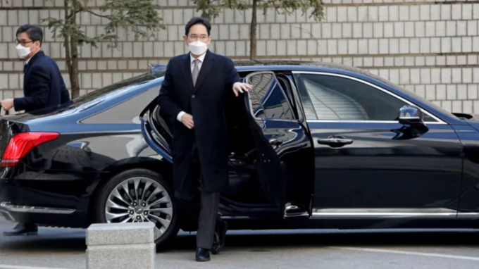 Phó chủ tịch Samsung xuất hiện tại Tòa án Quận Trung tâm Seoul ngày 24/2. Ảnh: Nikkei.