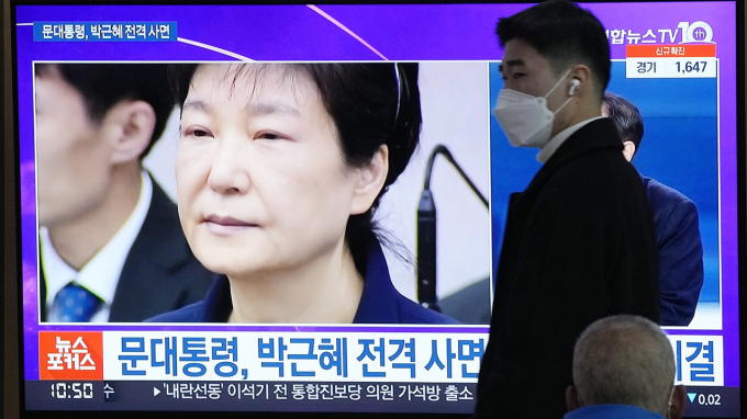 Cuộc sáp nhập của Samsung C&T liên quan một phần đến vụ án nhận hối lộ của cựu Tổng thống Park Geun-hye, khiến bà ngồi tù năm 2017. Ảnh: AP.