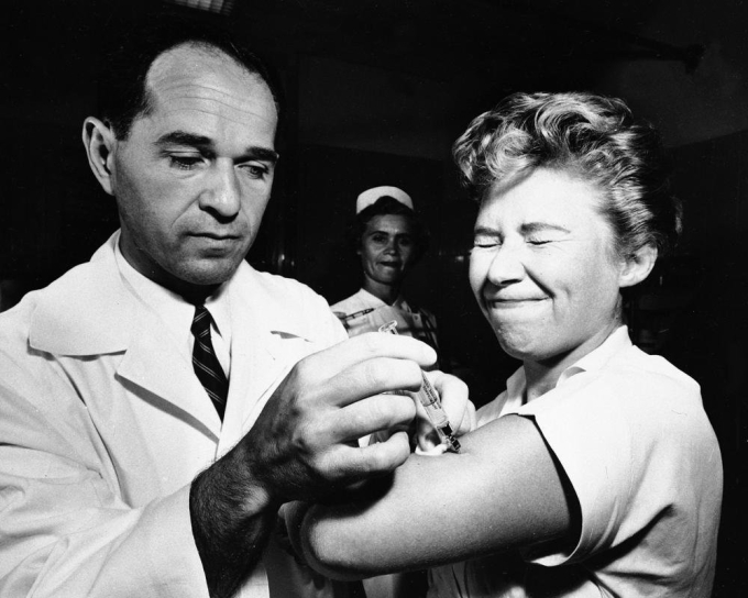 Tiến sĩ Joseph Ballinger tiêm vaccine cúm H2N2 đầu tiên cho Marjorie Hill, y tá tại Bệnh viện Montefiore ở New York, Mỹ, vào ngày 16/8/1957. Ảnh: AP.