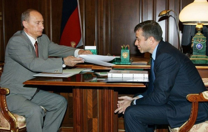 Ông Abramovich (phải) được xem là có quan hệ tốt với chính quyền Nga (Ảnh: Reuters).