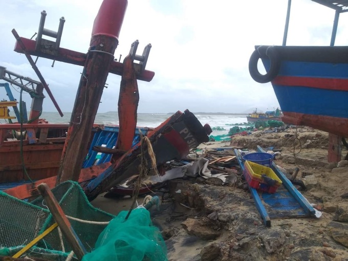 Nhiều tàu cá bị hư hại tại Phú Yên. Ảnh: XC