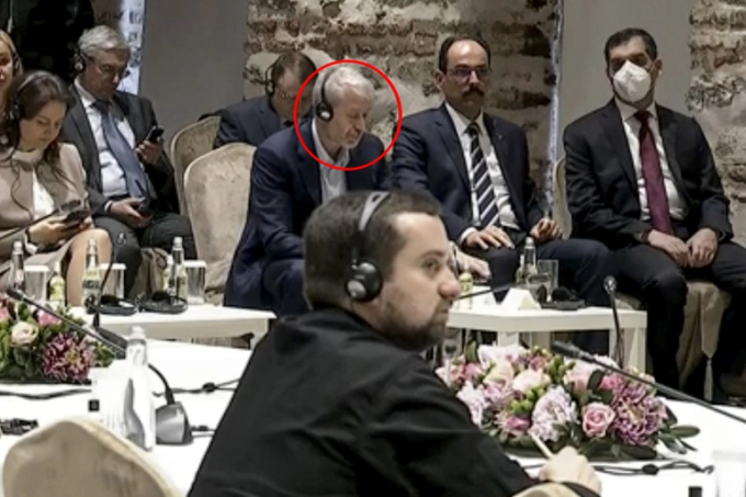 Tỷ phú Nga Roman Abramovich (thứ 3 từ bên phải sang) xuất hiện trong khán phòng diễn ra đàm phán Nga - Ukraine tại Thổ Nhĩ Kỳ (Ảnh: AP).