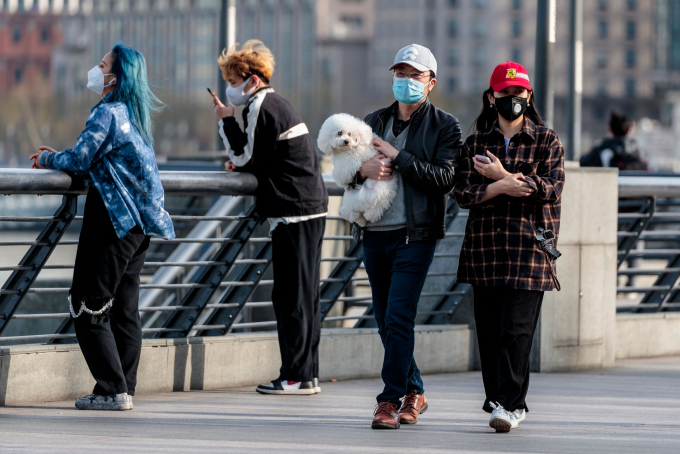 Mọi người đi dạo trên Bến Thượng Hải vào ngày 28/3. Ảnh: Alex Plavevski/EPA-EFE/Shutterstock.